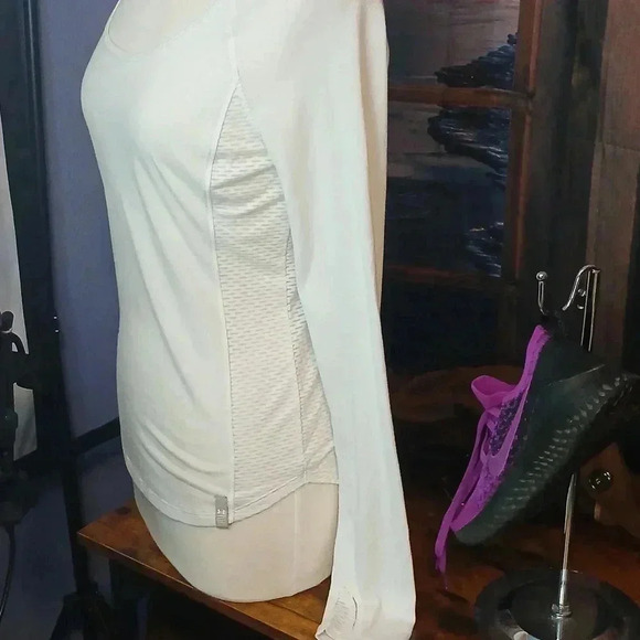 5/$25 UNDER ARMOUR MEDIUM SIZED DRIFIT WORKOUT TOP - Picture 9 of 11